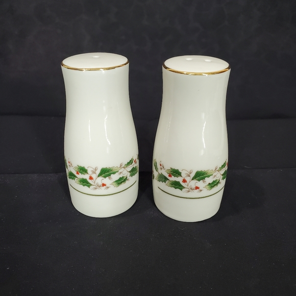 VINTAGE Christmas Holiday Porcelain Salt and Pepper Shakers NWB Made in Japan - Picture 2 of 6